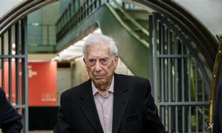 Mario Vargas Llosa sale del hospital tras recuperarse de la Covid-19
