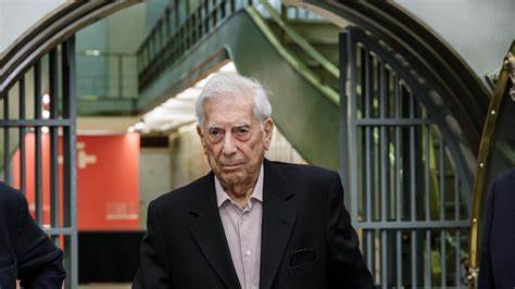 Mario Vargas Llosa sale del hospital tras recuperarse de la Covid-19