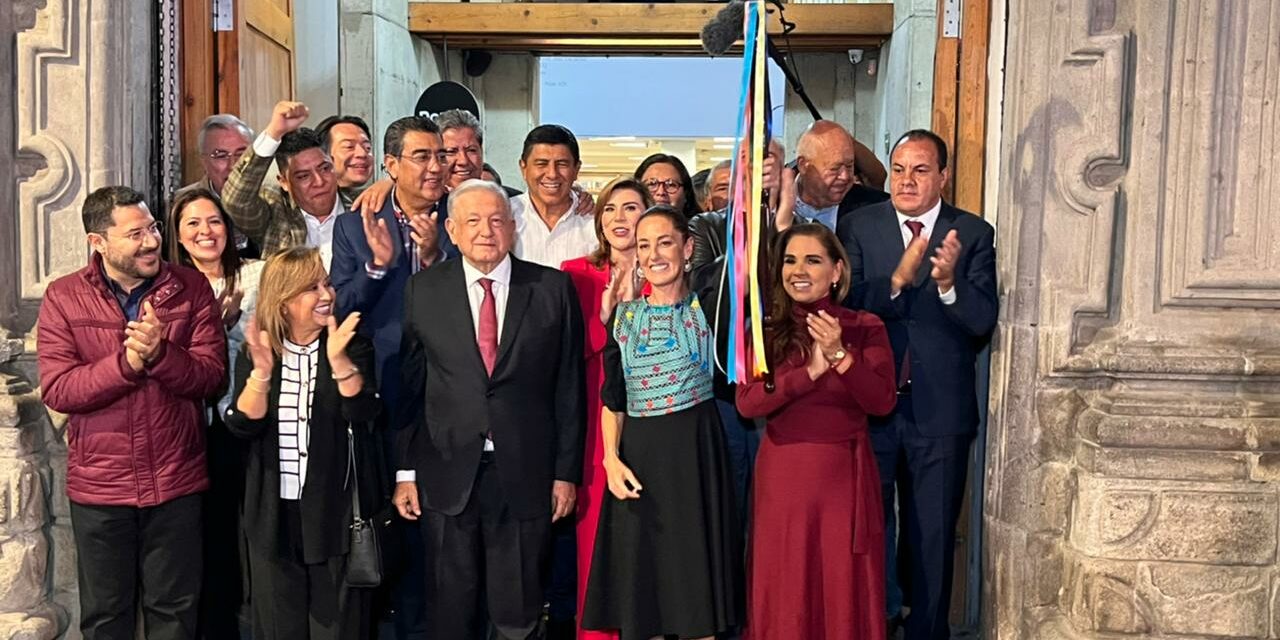 El presidente López Obrador entrega bastón de mando a Claudia Sheinbaum