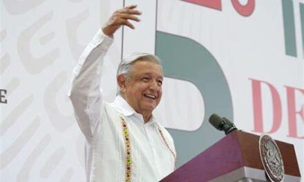 “Arriba los de abajo y abajo los privilegios”: López Obrador