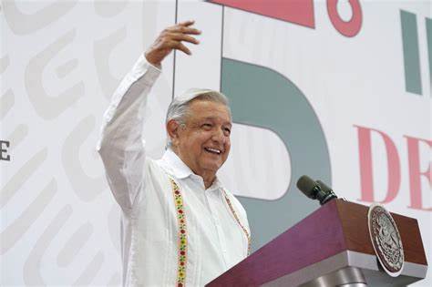 “Arriba los de abajo y abajo los privilegios”: López Obrador